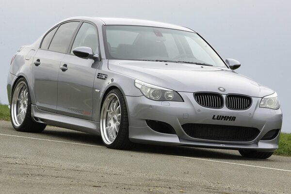 Hermosa gris BMW quinta serie