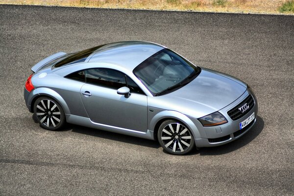 Silberner Audi tt Sportwagen