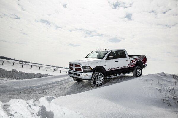 Leistungsstarke Pickup Dodge auf verschneiten Hintergrund