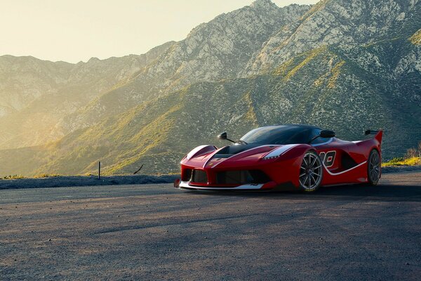 Rosso Ferrari supercar ostenta al tramonto