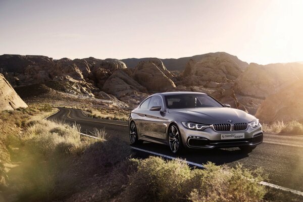 Ein cooles Auto der Marke BMW, das auf einer verlassenen Straße rast