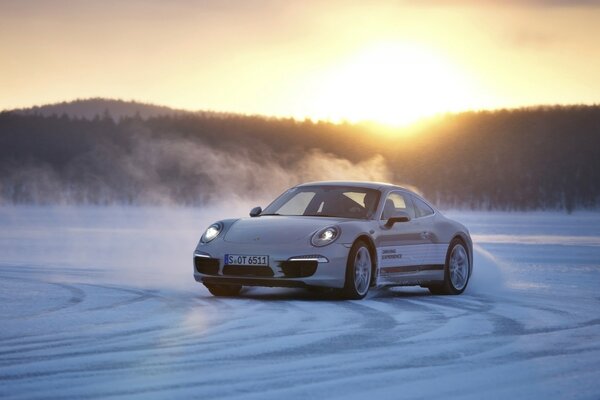 Porsche blanche 2013 roule sur la neige