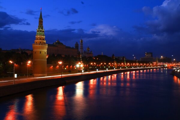 Le Kremlin de Moscou dans la nuit se reflète dans la rivière