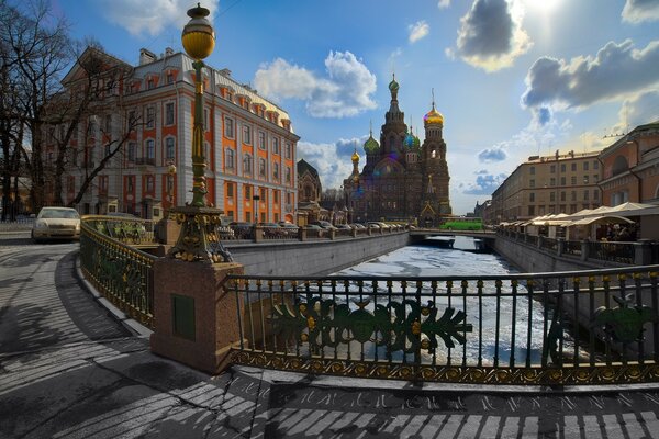 Kanal in St. Petersburg mit Blick auf die Kathedrale