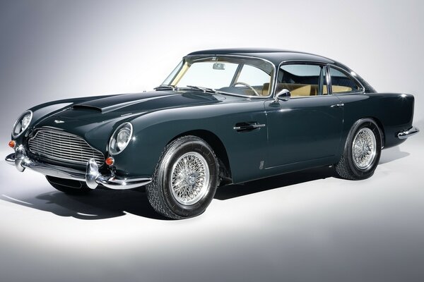 Aston Martin Retro-Auto mit beigem Innenraum