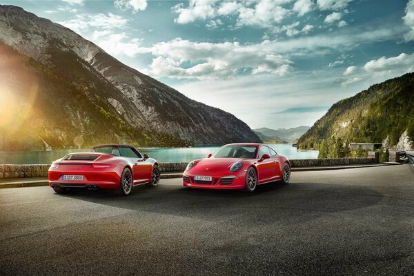 Dos porshe 911 rojo en el fondo de las nubes