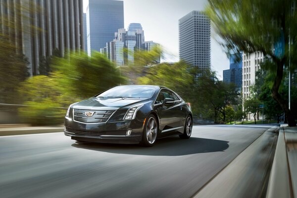 Elegante cadilac en negro en la carretera de la ciudad