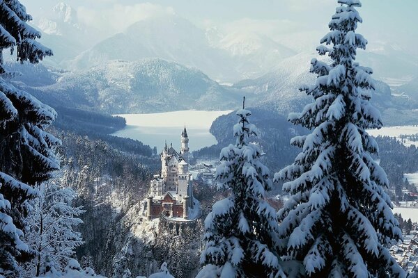 Hermoso castillo en medio de la naturaleza