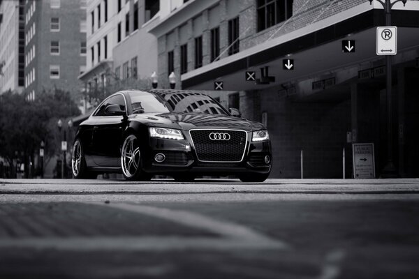 Coche negro de Audi en el estacionamiento