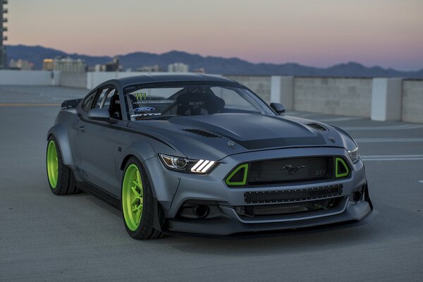 Szary Ford Mustang na parkingu