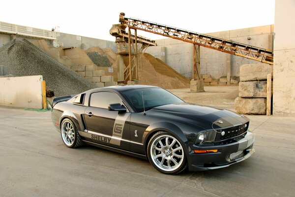 Ford Mustang sur fond de chantier