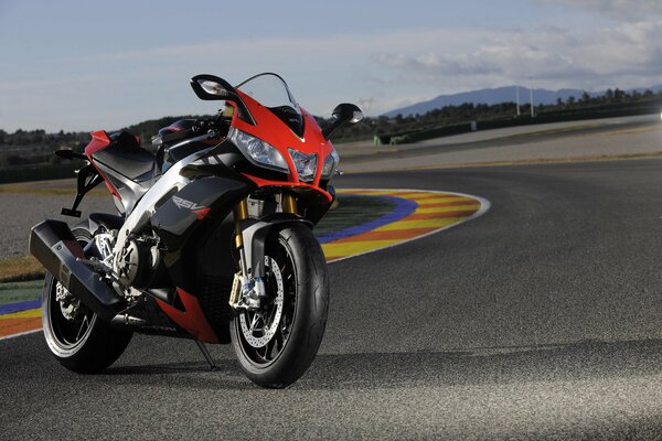 Noir avec éléments rouges sportbike aprilia rsv4