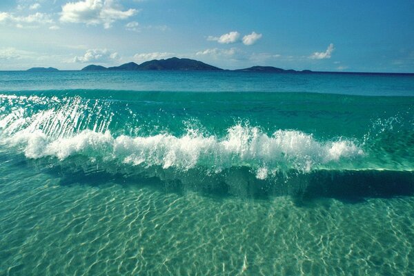 Turquoise waves of the sea and mountains