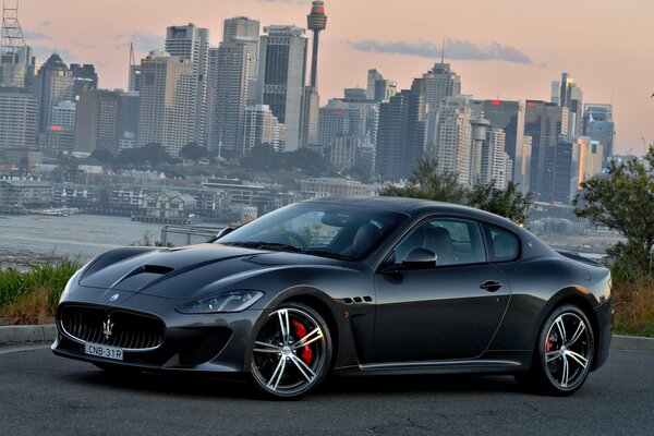 El nuevo maserati negro en el fondo de la metrópolis