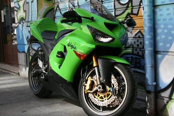 Kawasaki Ninja in der Nähe von Graffiti