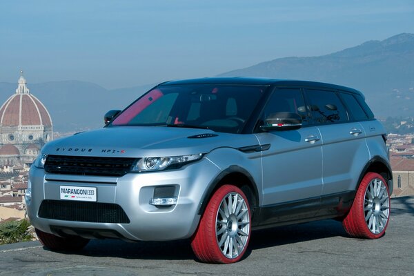 Tuning Car Range Rover Marangoni con pneumatici rossi