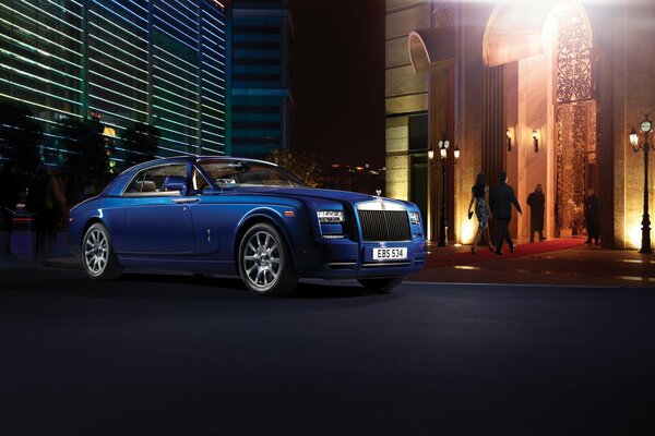 Coche ejecutivo azul Rolls Royce Phantom