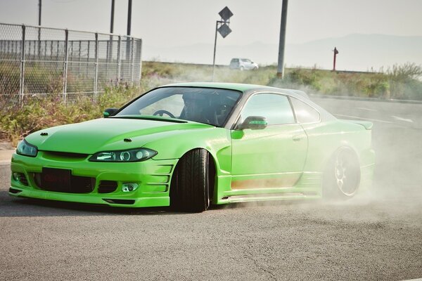 Voiture de course Nissan Silvia