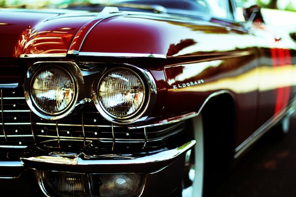 Voiture Cadillac en rouge