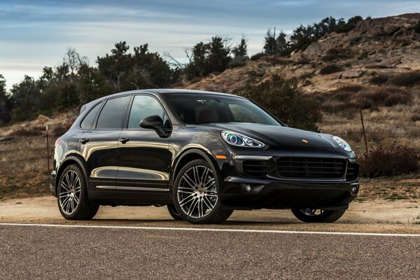 El Porsche Cayenne negro y potente está hecho para viajar