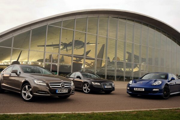 Audi Porsche und Mercedes am Gebäude