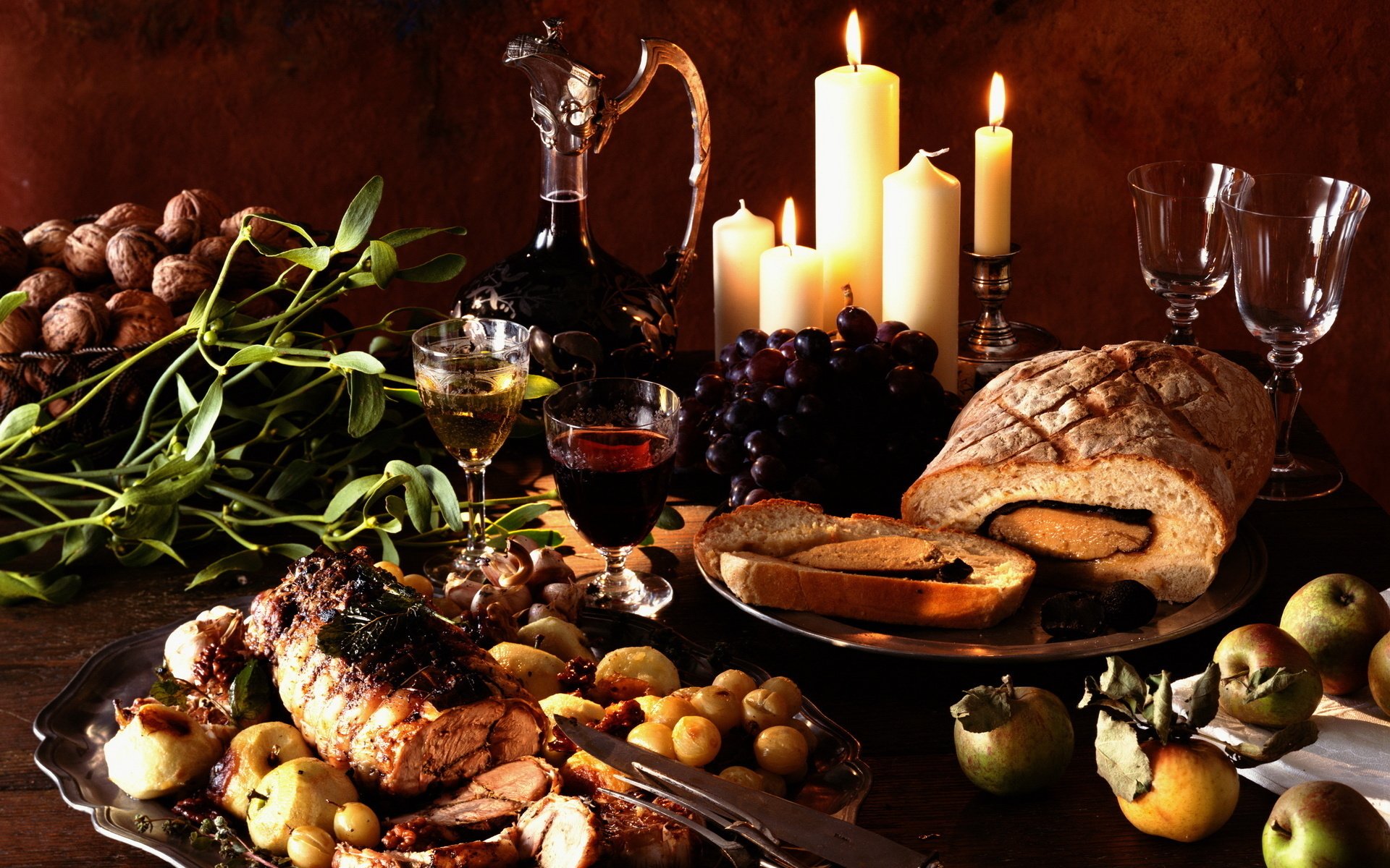 cibo polpettone delizioso cena romanticismo candele piatto crepuscolo vino bicchieri pane noci mele uva verdure rotolo