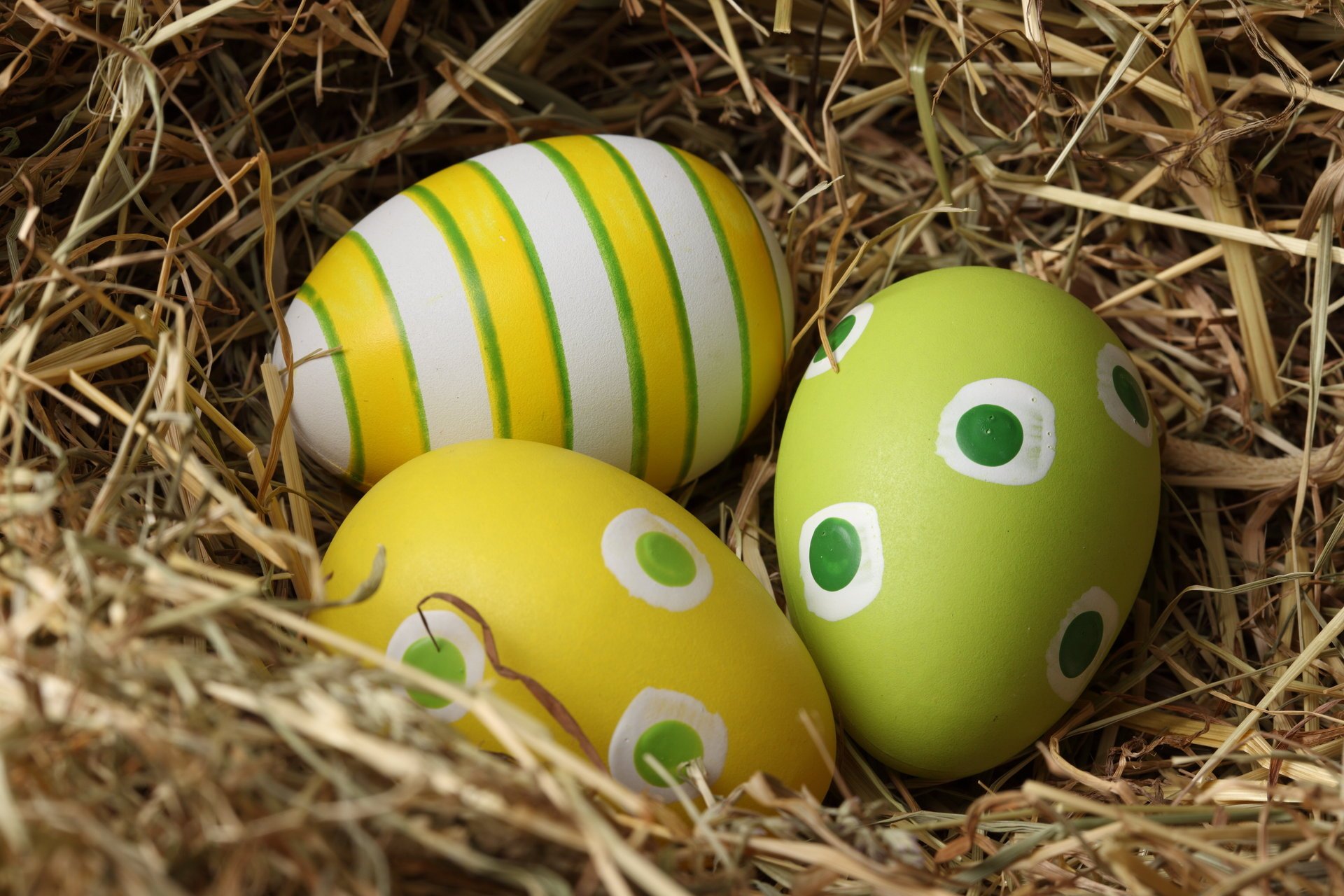 ostern drei eier muster easter eier nest färbungen heu stroh pflücker feiertage