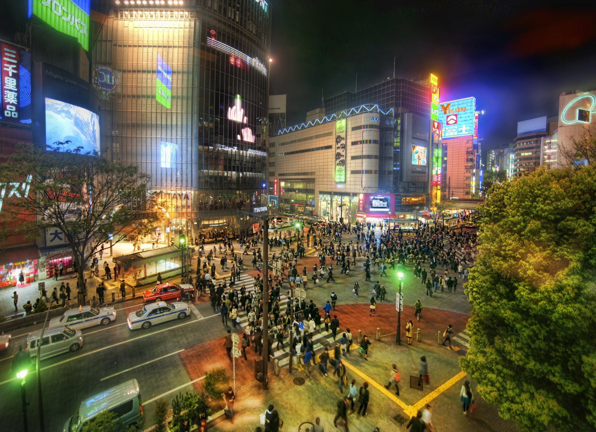 japon ville lumières voitures tokyo personnes route nuit place métropole auto piétons passage pour piétons gratte-ciel lanternes néon bois vue de dessus vitrines asie tokyo