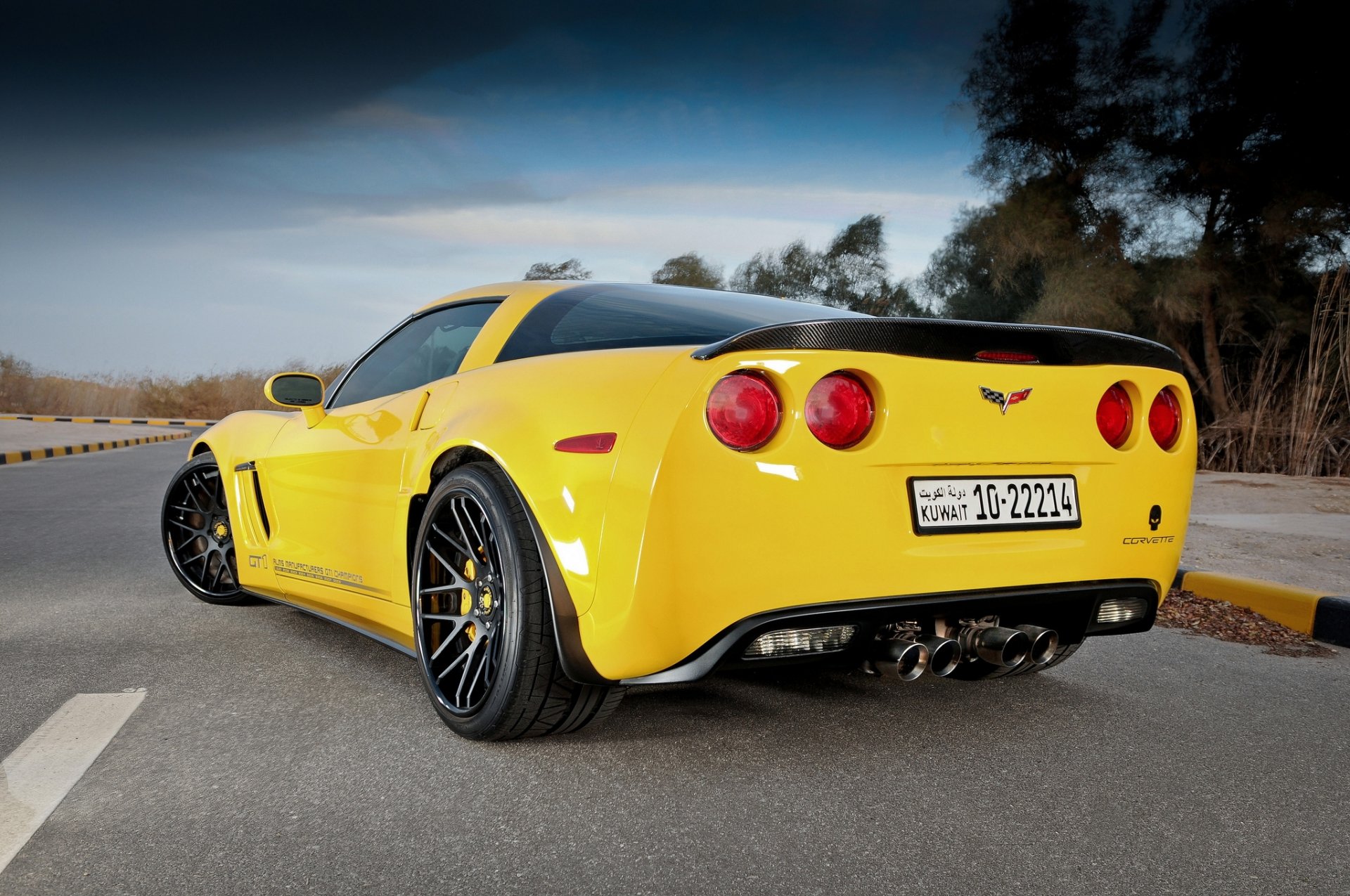 chevrolet corvette c6 grand sport żółty chevrolet corvette grand sport tył droga oznakowanie