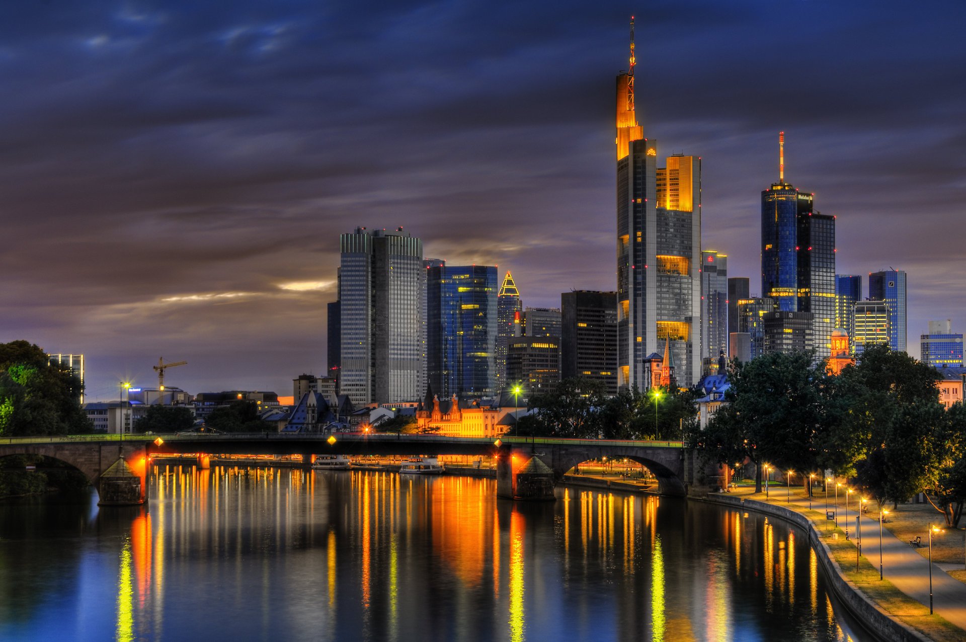 luci cielo francoforte sul meno alba estate germania notte luci grattacieli metropoli lungomare fiume riflessione alberi lanterne nuvole acqua città cielo notturno