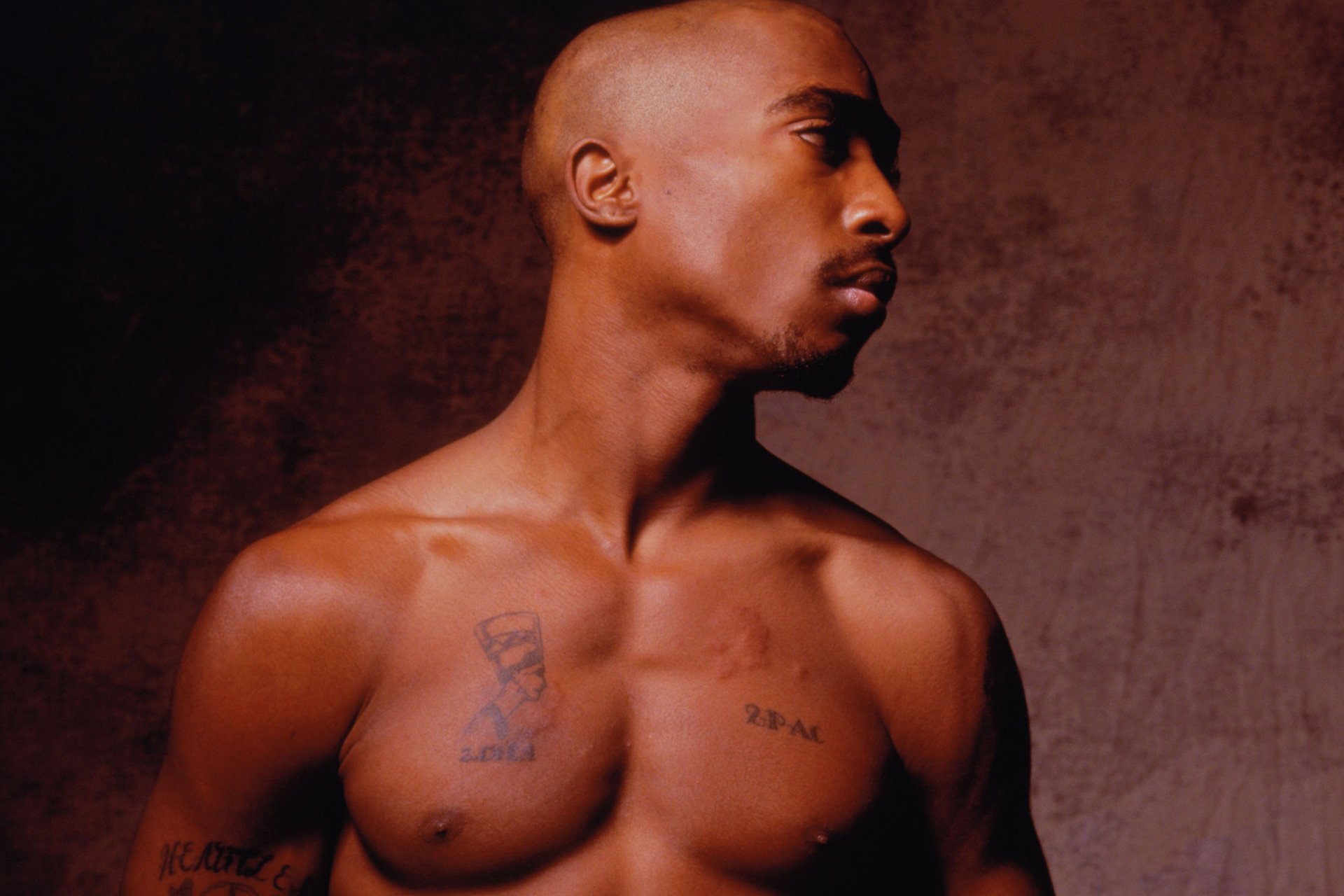 raper raper tatuaż tupac rap tupac 2pac profil murzyn mężczyźni jock wygląd