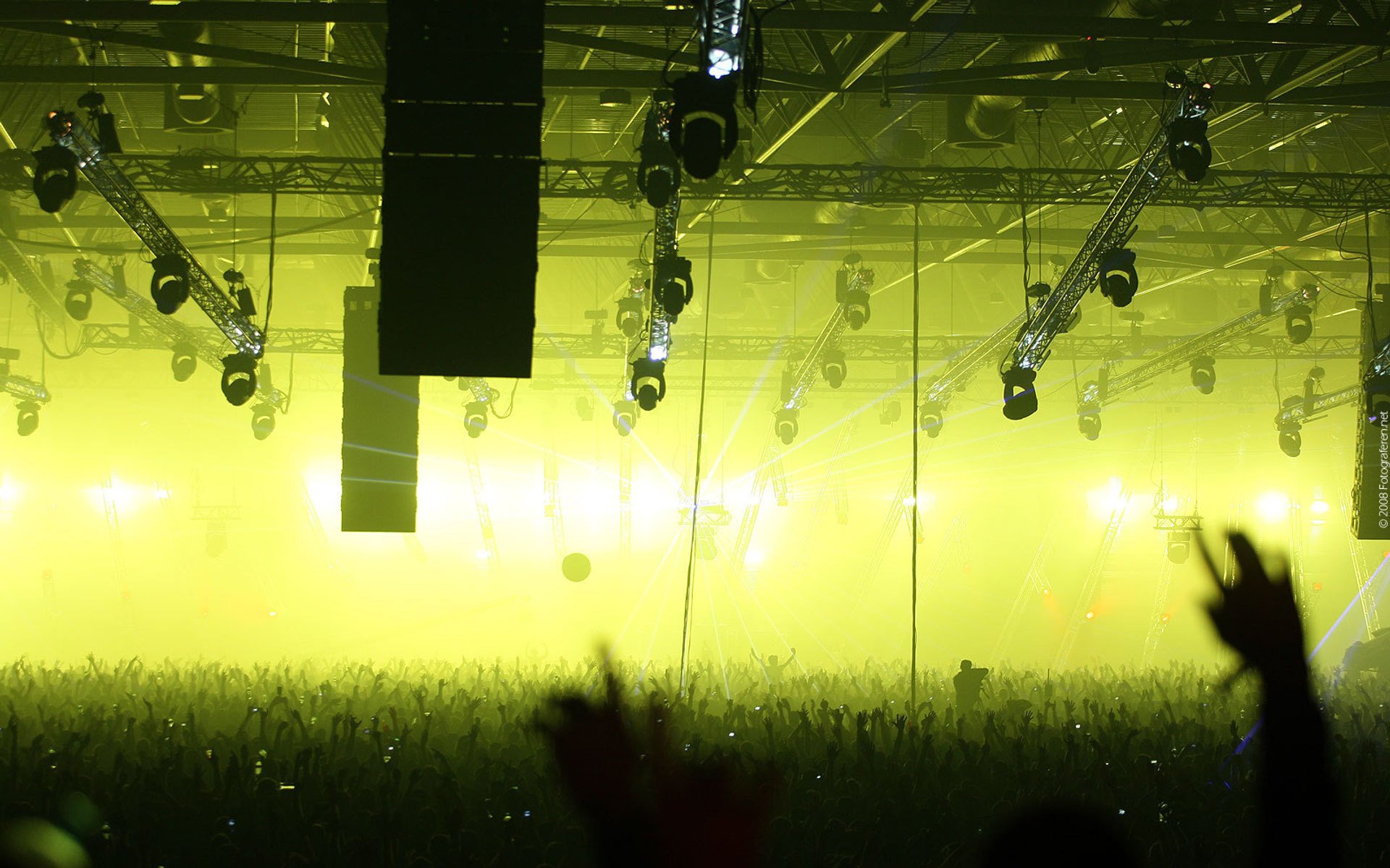 konzert toppa hände lautsprecher untersichten fans licht bühne beleuchtung menschen