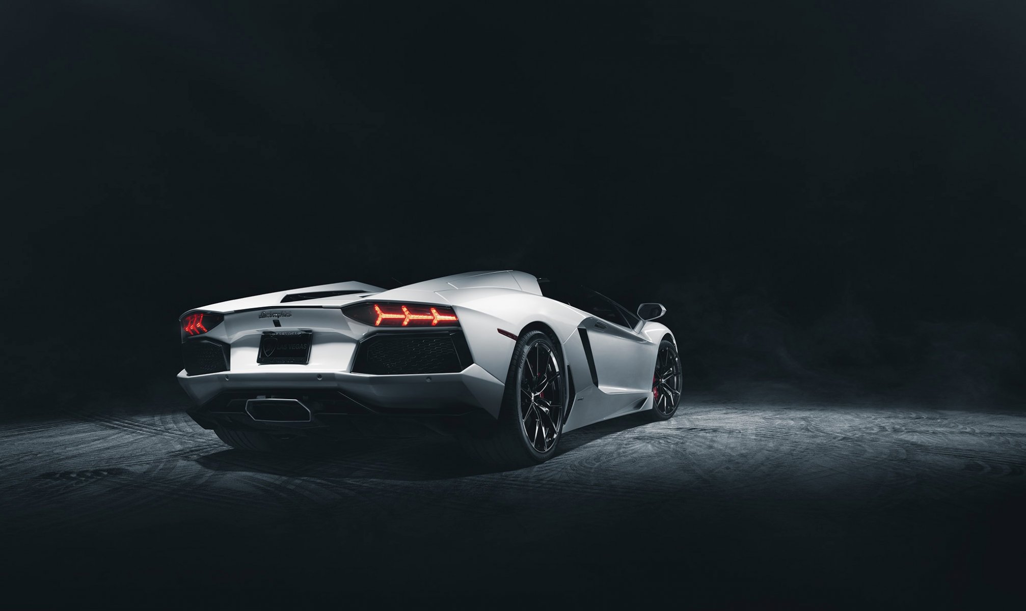 lamborghini aventador lp700-4 roadster supersportwagen weiß dunkel hinten studio