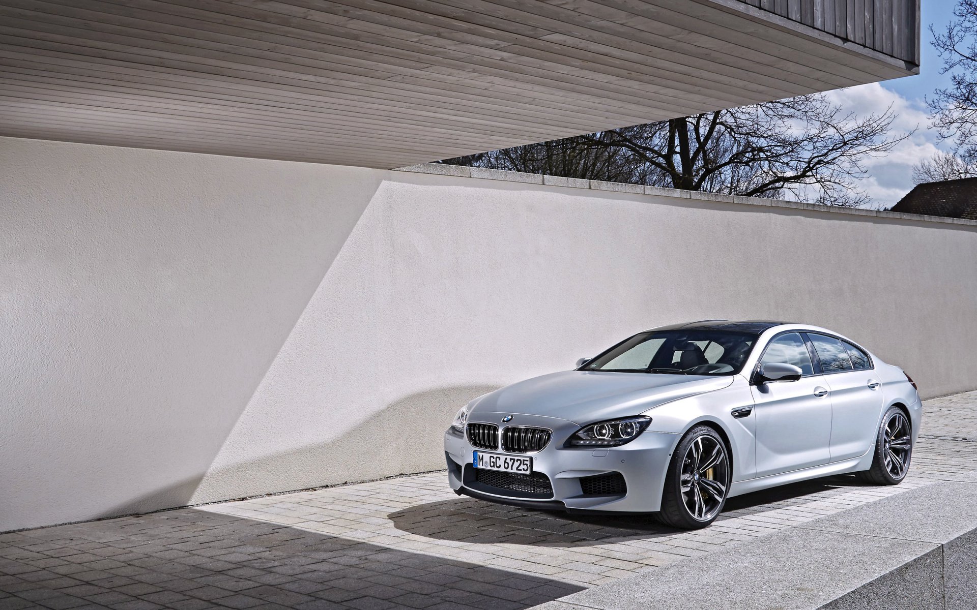 bmw m6 auto auto bmw argento giorno stand boomer parete di strada