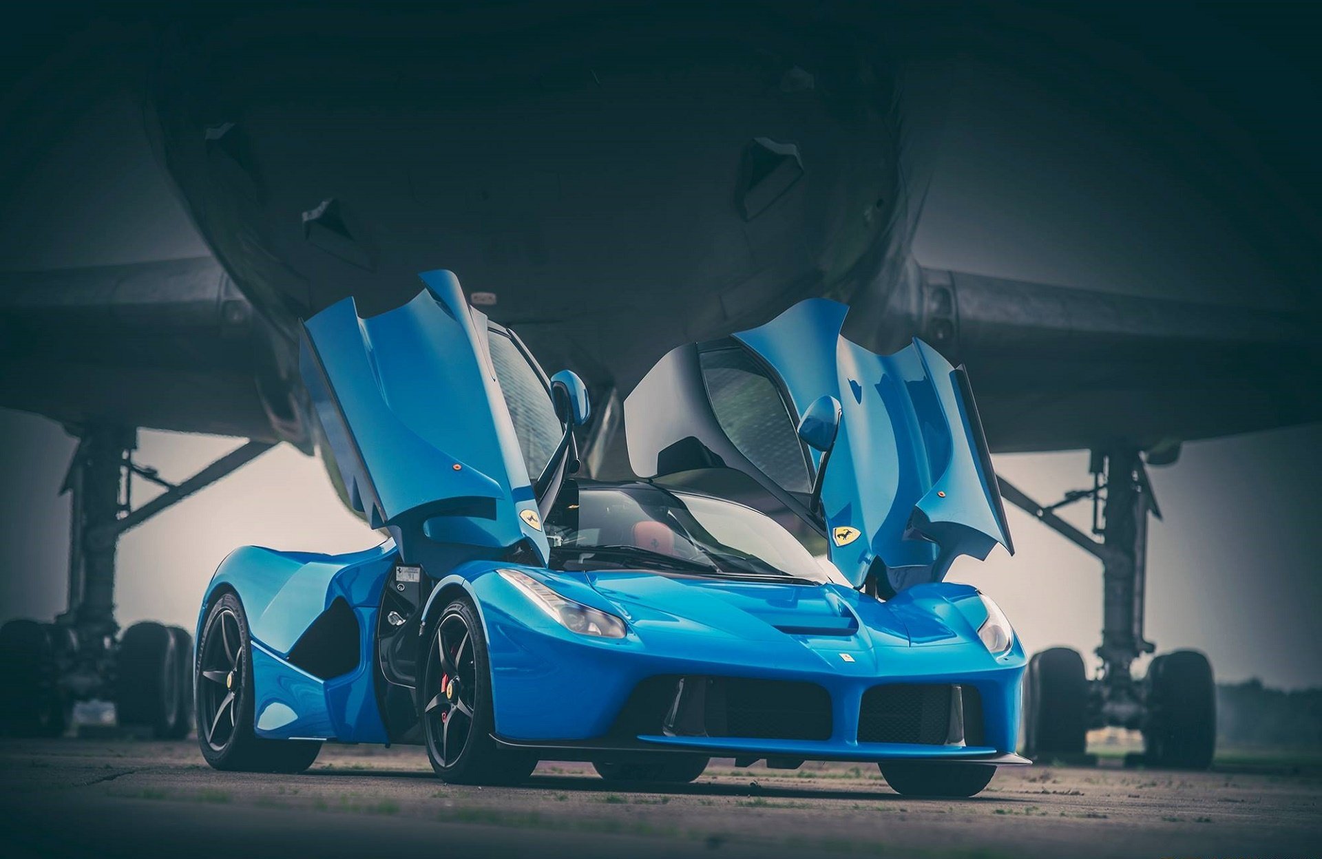 ferrari laferrari bleu supercar avion avant piste porte