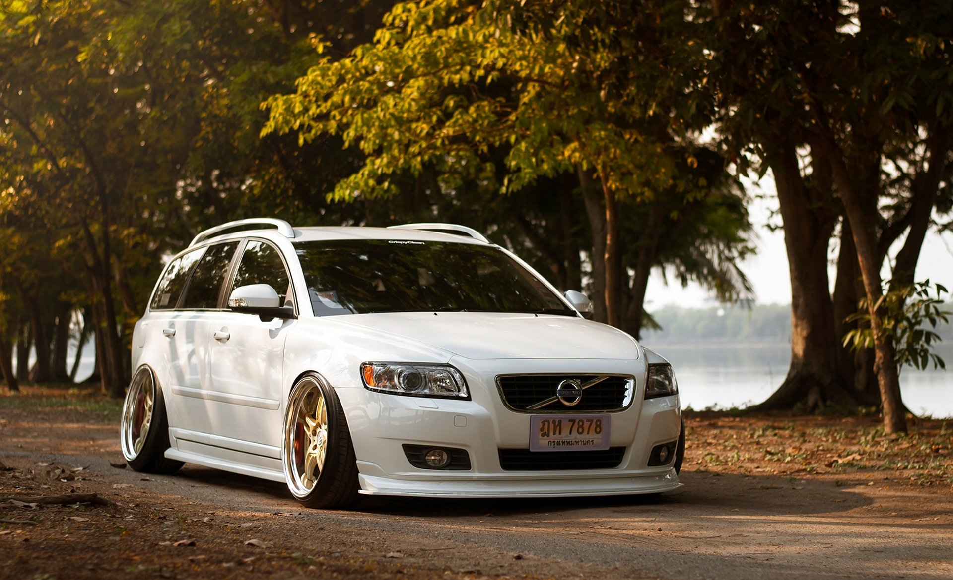 автомобиль volvo v50 белый тюнинг позиция slammed вольво ф50 белая машина