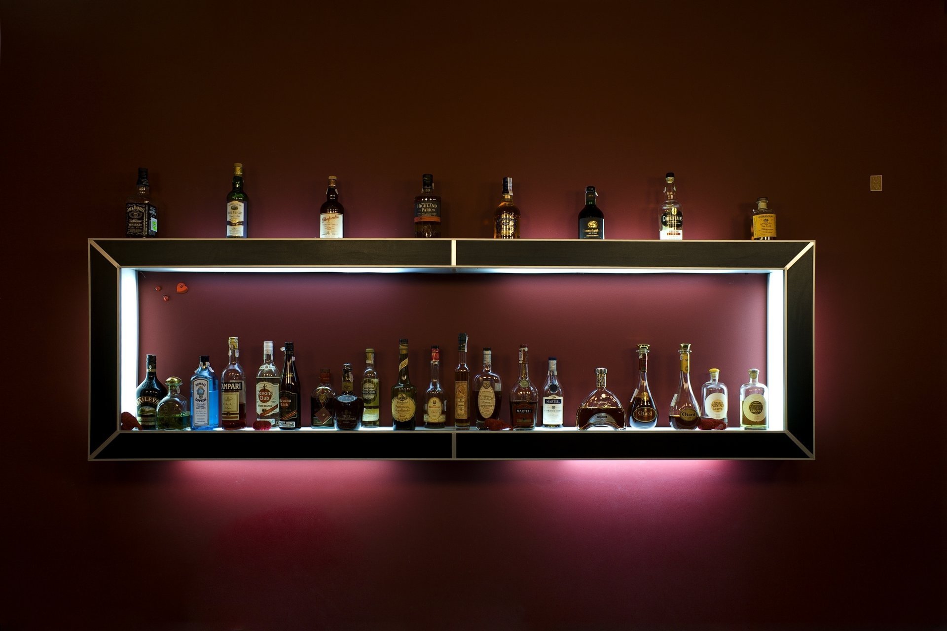 bar botellas estante luz de fondo pared alcohol vino alcohol coñac rojo fondo oscuro whisky bebidas