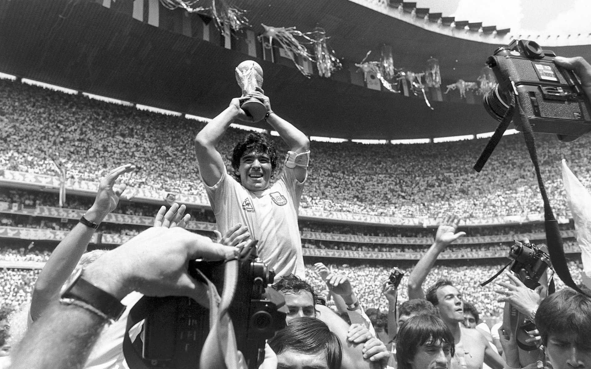 maradona blanco y negro maradona ovaciones alegría futbolista fútbol bw copa espectadores cámaras estadio