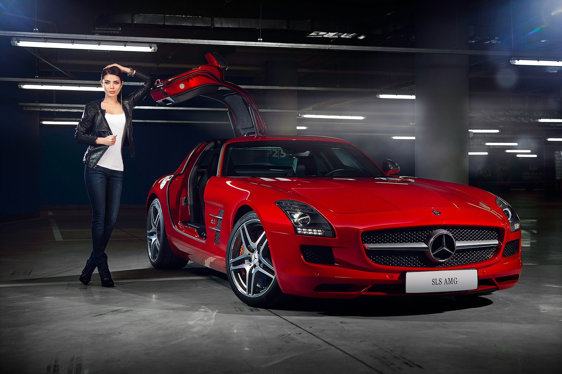 mercedes-benz sls amg czerwone supersamochód drzwi dziewczyna uroda abdrazakova