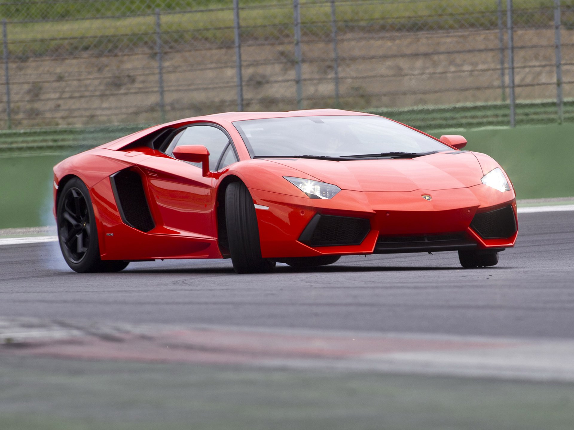 lamborghini aventador lp700-4 rouge lamborghini aventador lp700-4 rouge tour mouvement dérive