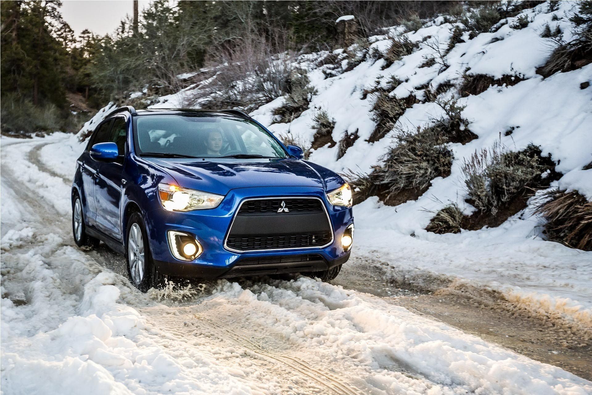 2015 mitsubishi asx samochód droga zima śnieg zdjęcie