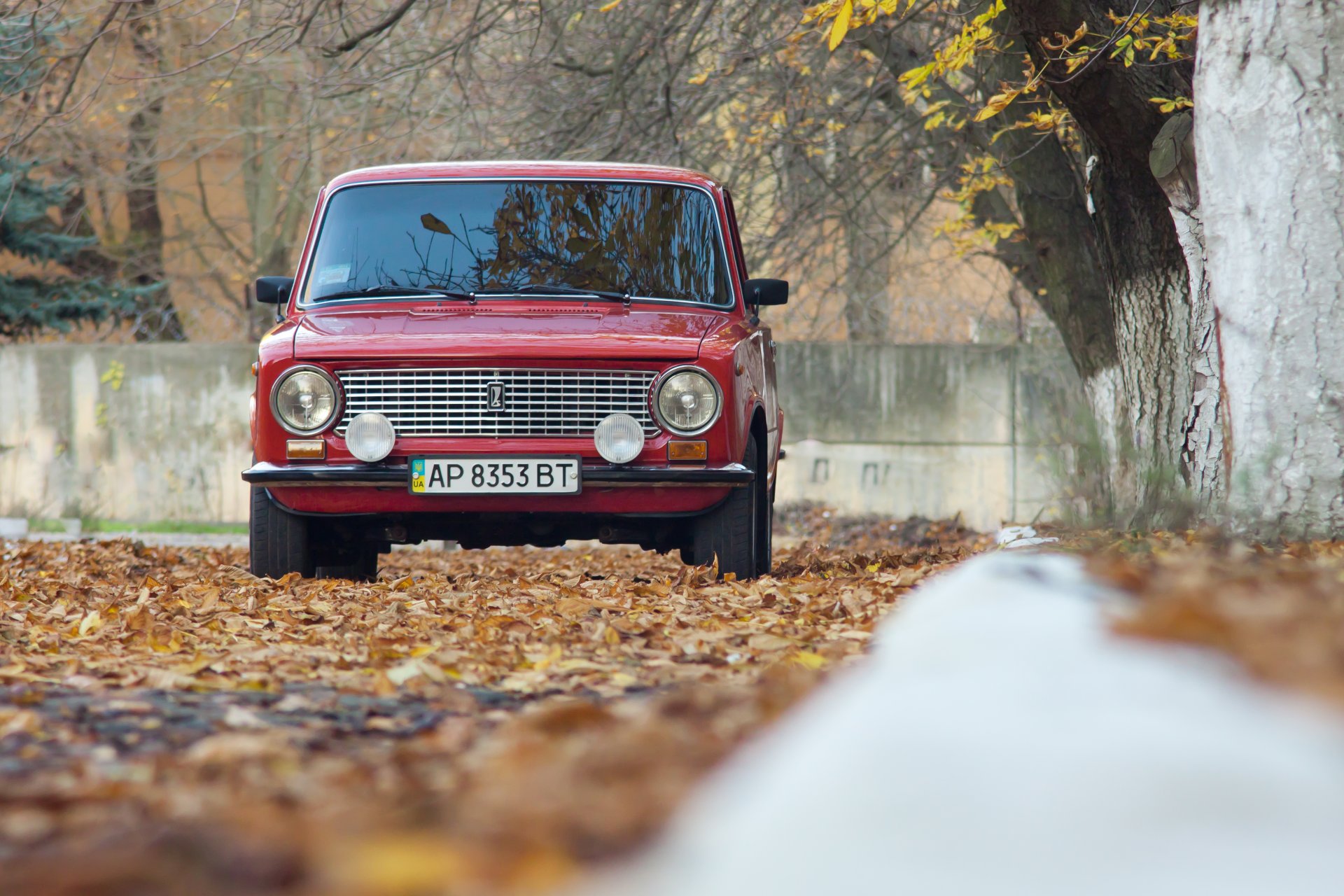 lada vaz avtovaz sedan czerwony jesień liście