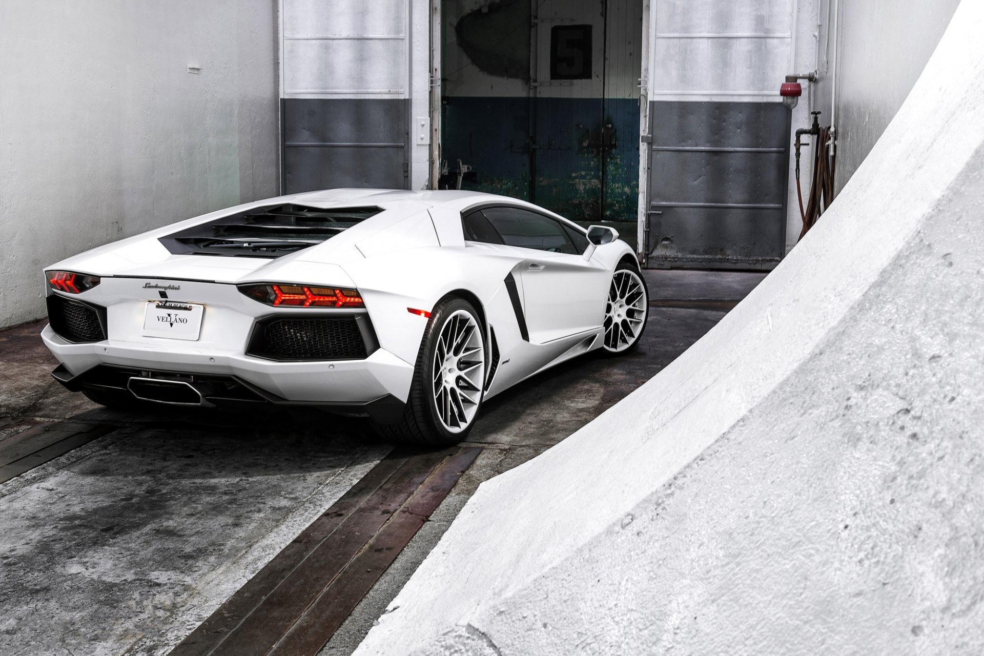 lamborghini aventador lp700-4 bianco lamborghini aventador vista posteriore porta