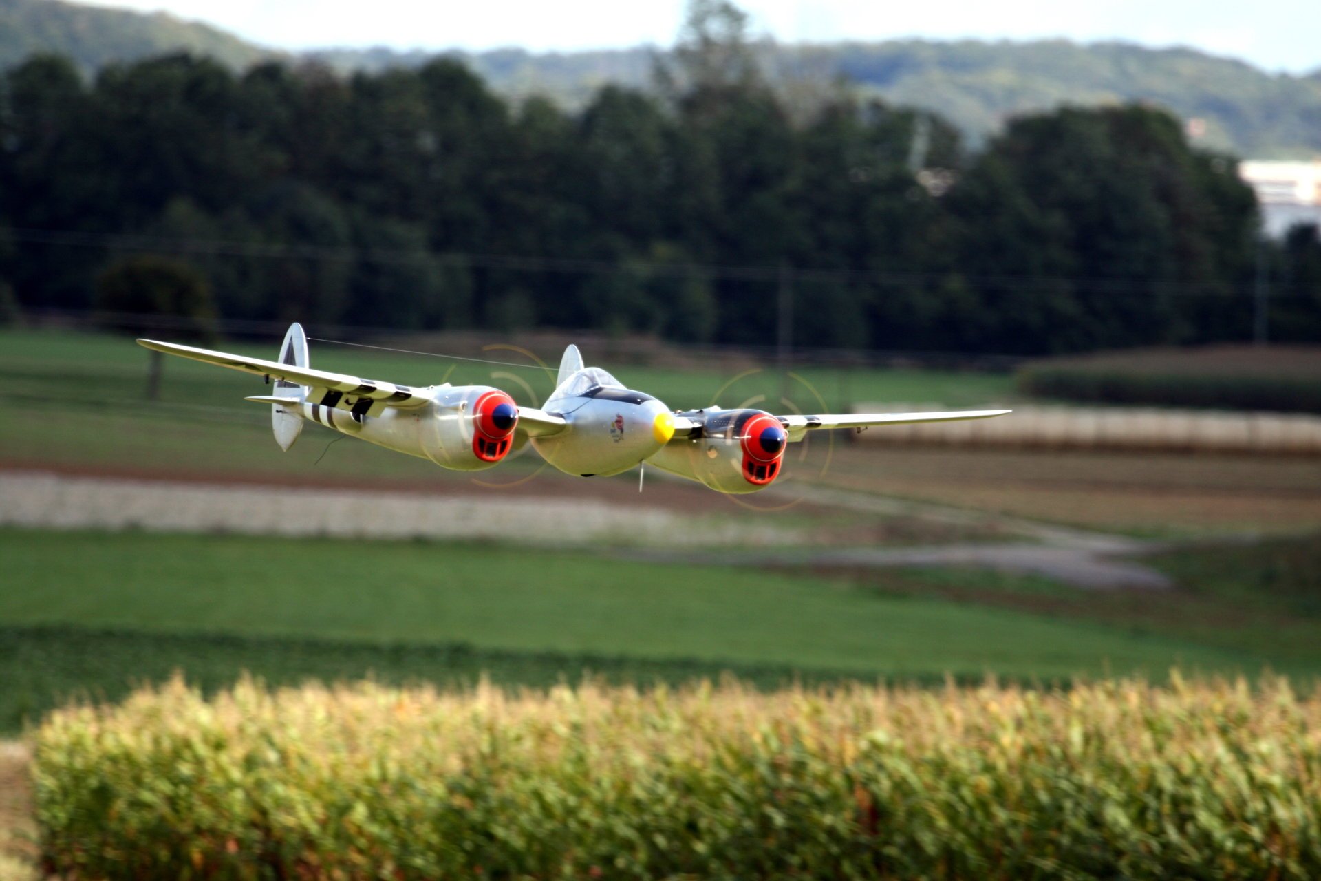 luftfahrt über feld flugzeugmodelle kämpfer modell flugzeug flug luft wald bäume feld luftverkehr