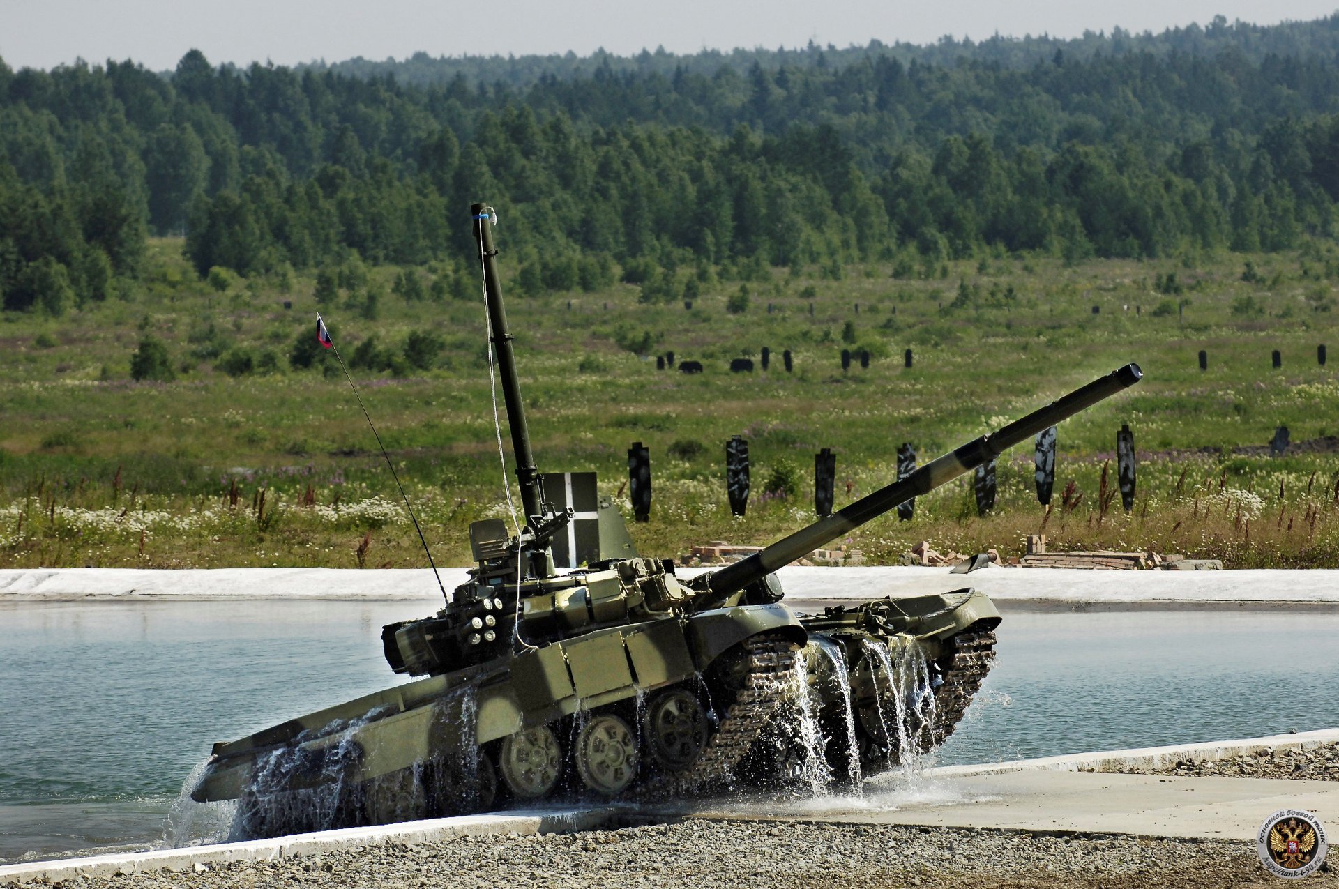 poligono carro armato acqua t-90 foresta alberi erba verde stagno equipaggiamento militare