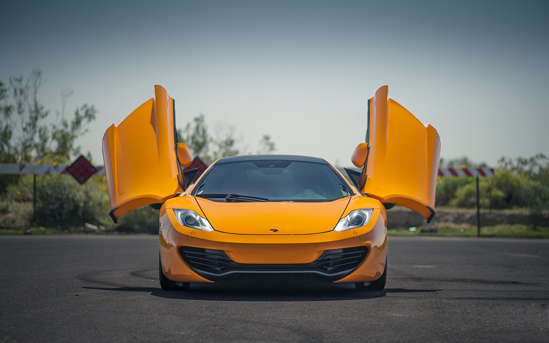 mclaren mp4-12c orange mclaren avant portes