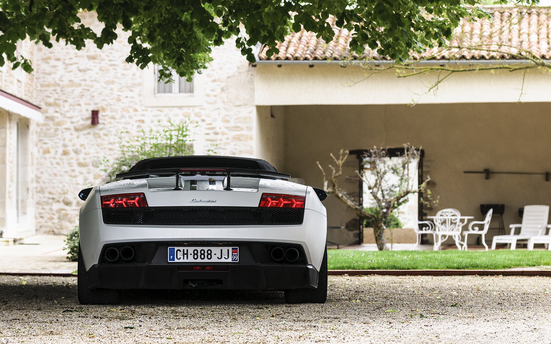 lamborghini lp570-4 performante superdeportivo blanco espalda casa árbol hierba