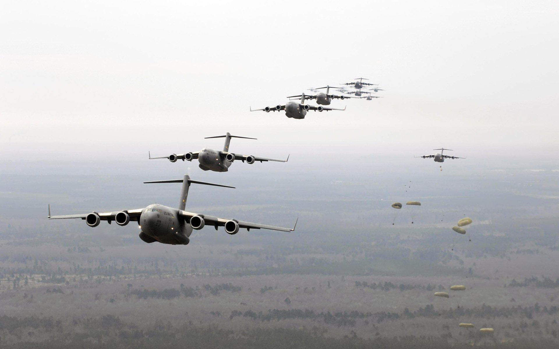 transport landung fallschirm flugzeug flugzeug höhe springen armee militärische luftfahrt militärische ausrüstung luftfahrt schwarzweiß luftverkehr