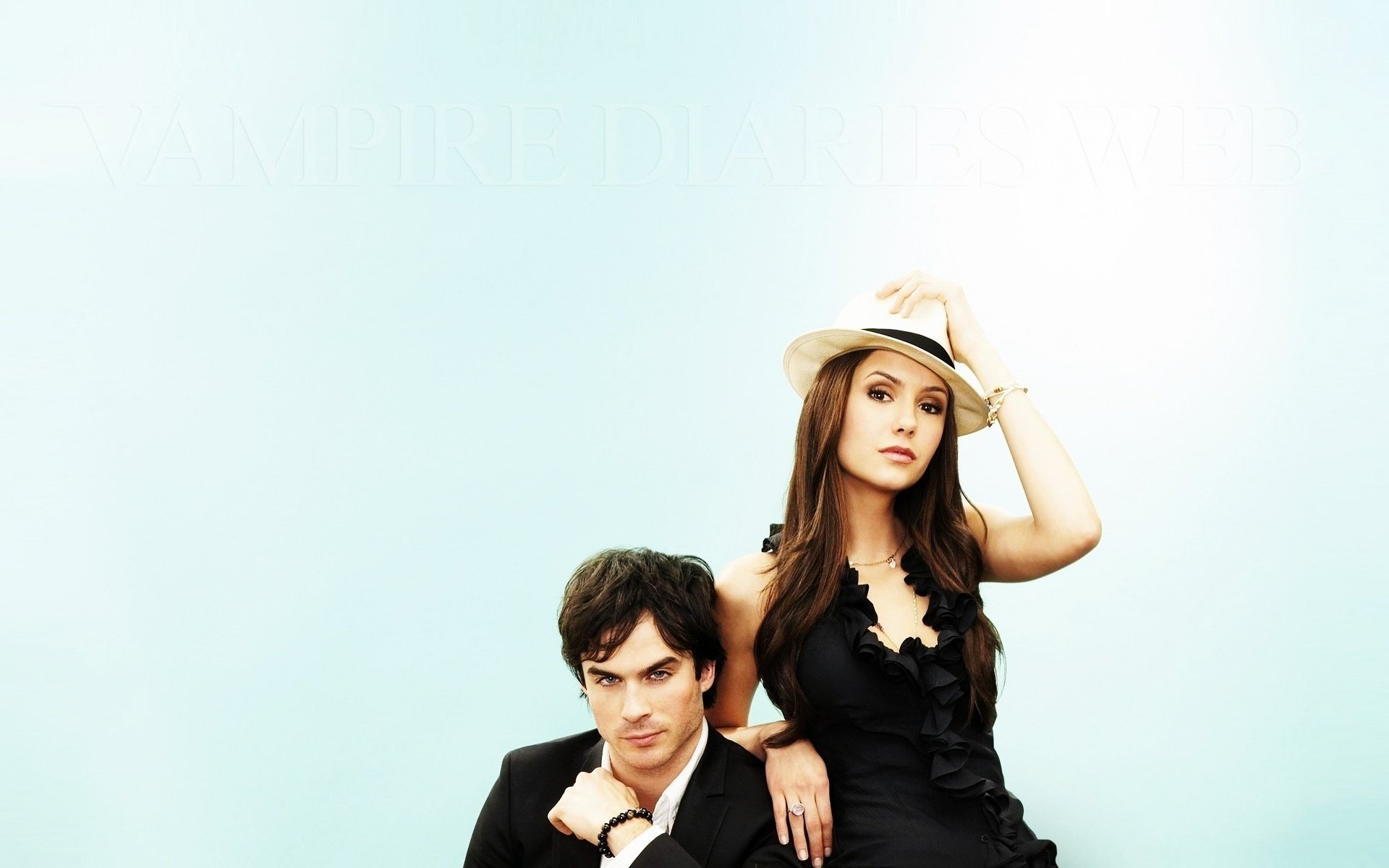 nina dobrev film ian somerhalder vampire diaries chapeau héros acteurs fille couple fond clair gars vue