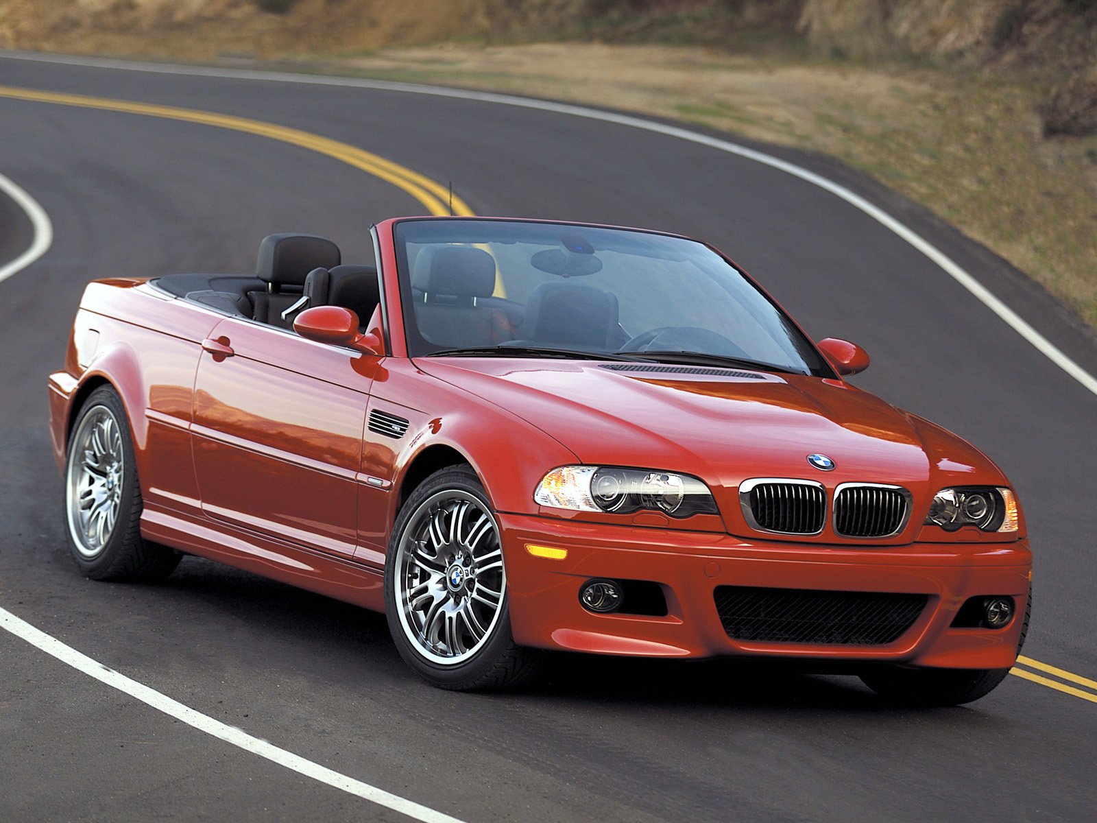 bmw e46 m3 serie 3 bmw troika coupé rosso auto sportiva cabrio roadster germania strada segnaletica orizzontale discesa cabriolet auto rossa auto fari autovetture automobili auto veicoli